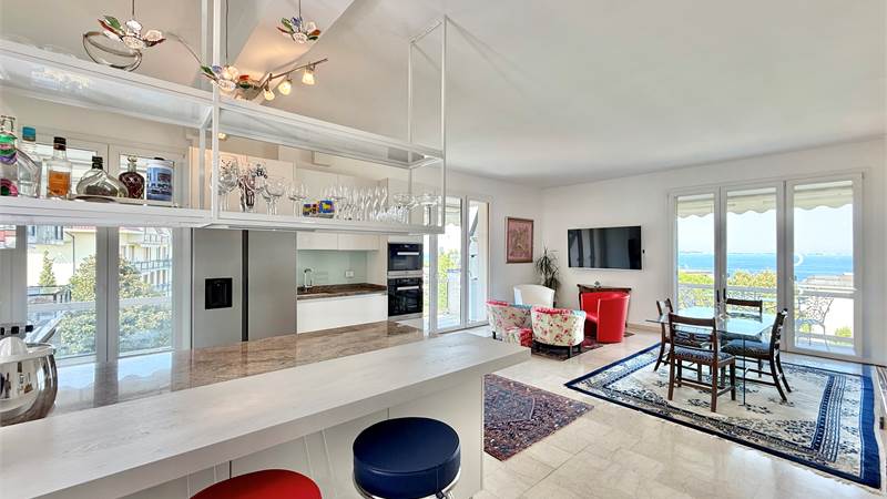 Penthouse with Full Lake View – Prime Location near the Historic Center